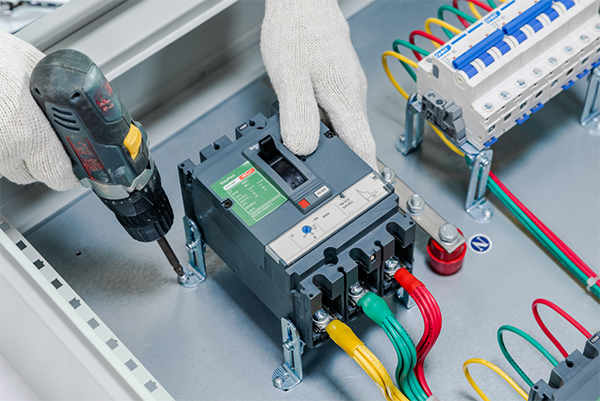 如何識別配電箱內(nèi)電氣元件的老化程度 如何識別配電箱內(nèi)電氣元件的老化程度